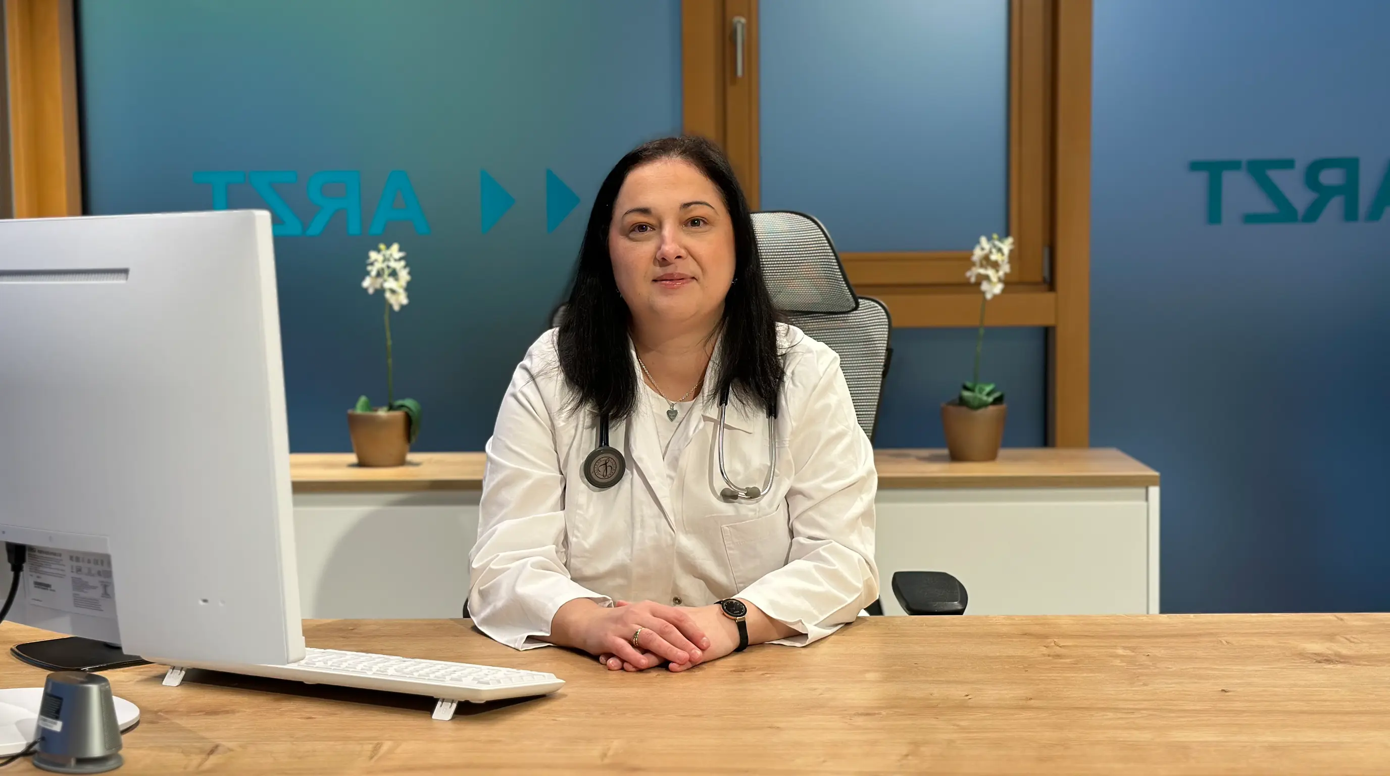 Ärztin schüttelt einem Patienten die Hand