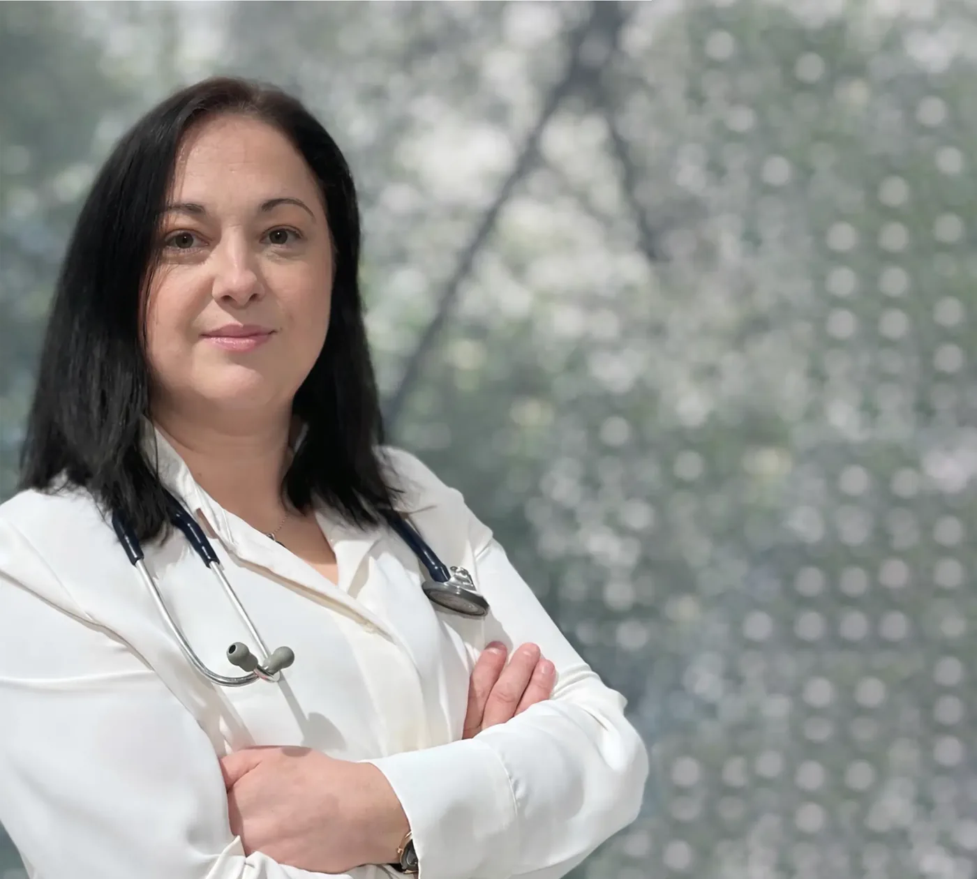 Dr. Mirela Mujkanovic, Ärztin für Allgemeinmedizin, mit Stethoskop